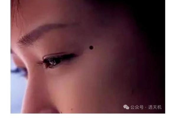 女人左眉尾有痣相(女人左眉尾下方有痣代表什么意思)