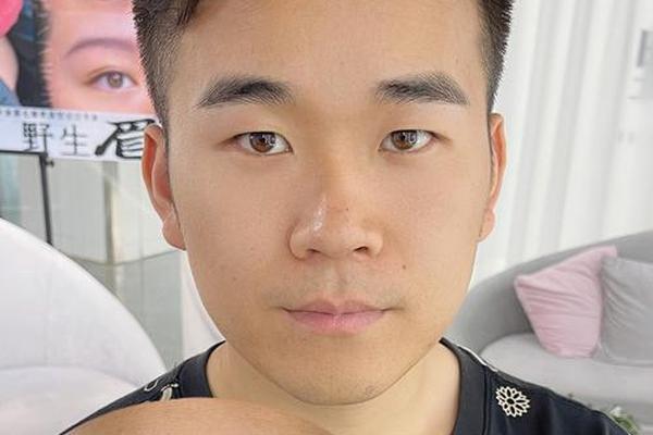 倒八字眉的男人面相
