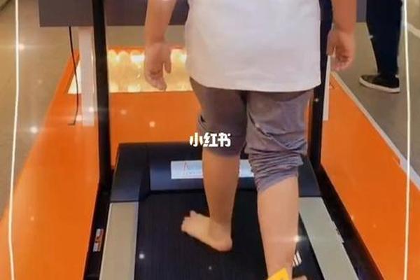 外八字脚图片