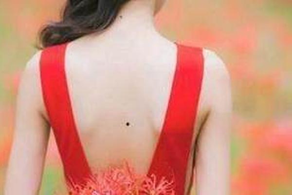 女人背后腰部痣相,女人后背腰部长痣好不好