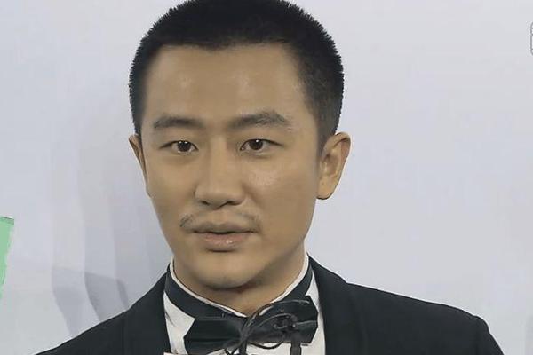 男人八字胡