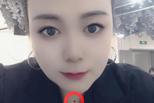 女生胸口和脖子有痣相—胸有大痣的女生