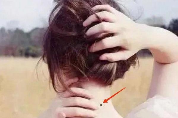 后颈发际线痣相女—漂亮的后颈发际线图片 后颈发际线痣相女—漂亮的后颈发际线图片