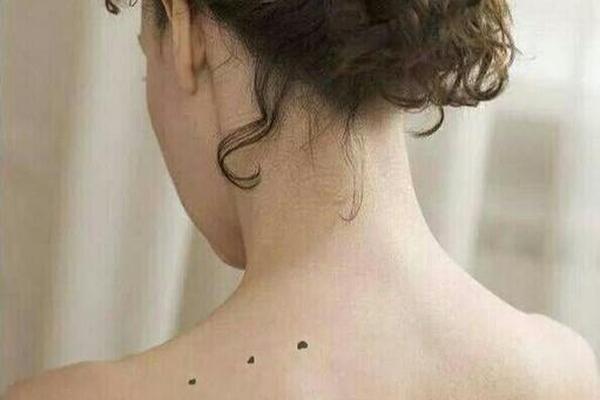 女相后背中间有痣好不好、背上中间有痣的女人好不好