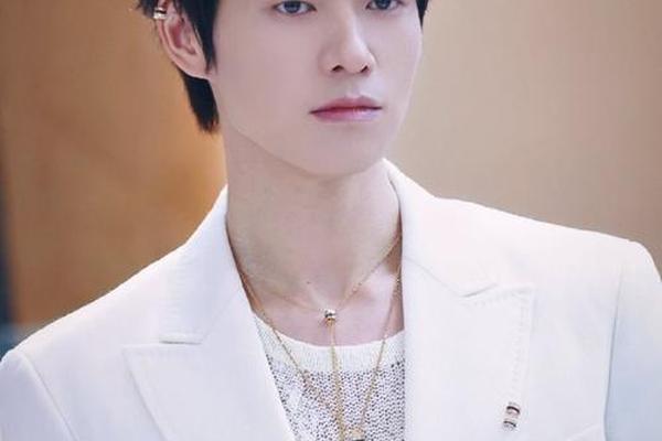 男士锁骨窝有痣相;男人锁骨中间的窝有痣