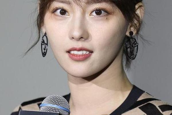 张嘉倪痣相 如何评价张嘉倪的长相