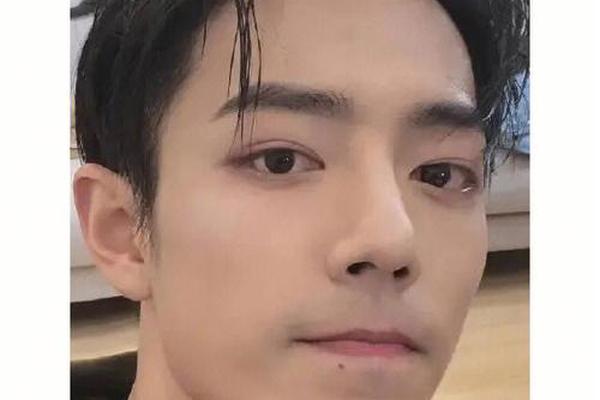 肖战嘴下痣相-肖战嘴下的痣在右边