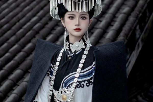彝族文化服装、彝族的服装