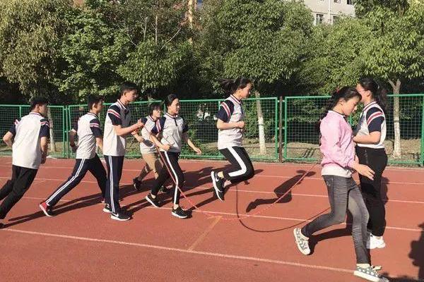 八字跳长绳视频
