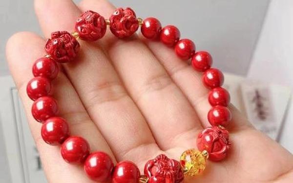 属蛇女适合佩戴什么首饰(77年属蛇48岁本命年佩戴什么) 属蛇女适合佩戴什么首饰(77年属蛇48岁本命年佩戴什么)