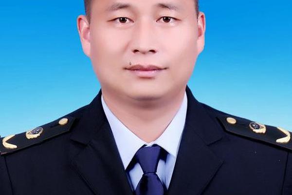 登伟姓名介绍