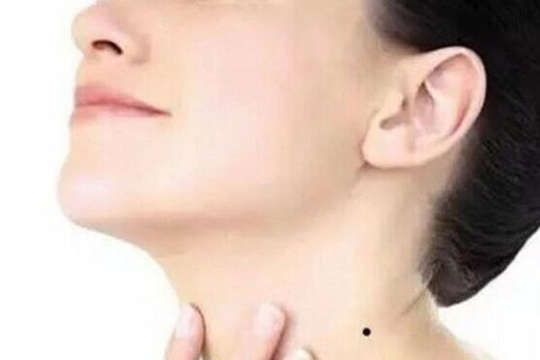 脖子上有痣相的命(脖子上长的痣意味着什么)