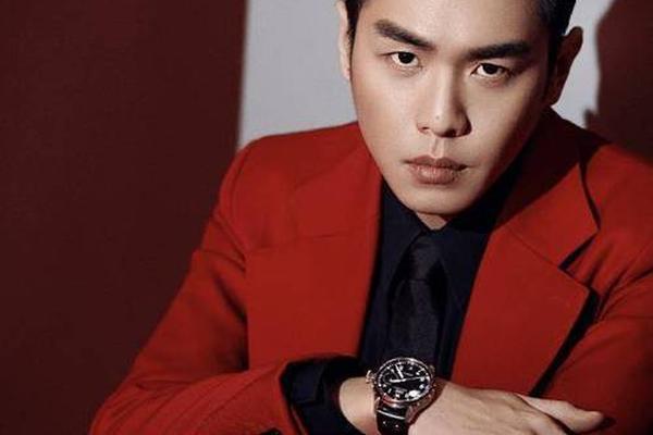 男头发有红色痣痣相;男生长红痣代表什么