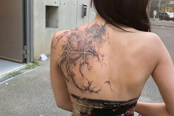痣相纹身颜色代表什么-后背大黑痣用什么纹身好