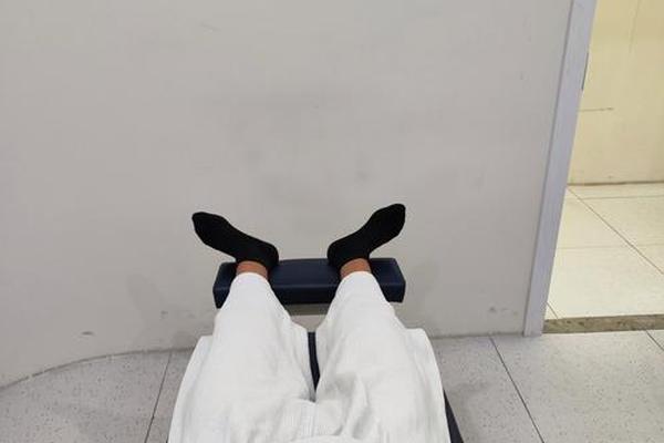 女人走路外八字脚克夫