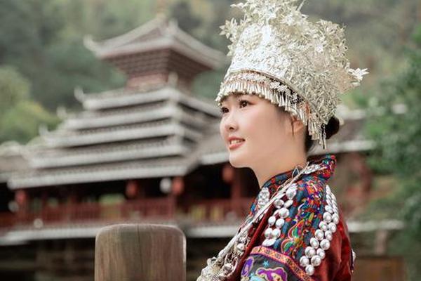 少数民族传统服装女_56个民族服饰女