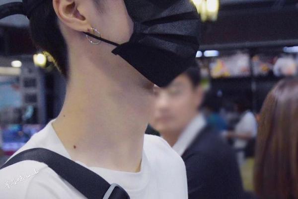 王一博痣相 王一博脖子上的痣