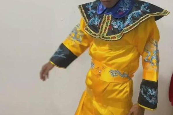 八字不够硬 龙袍穿不进