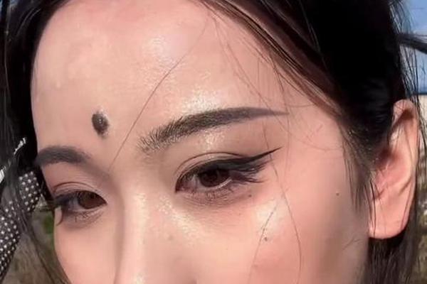 美女相由心生美人痣;眉心美人痣美女图