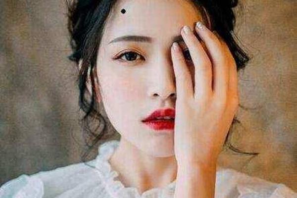 半路夫妻痣相(婚姻能够美满的痣)