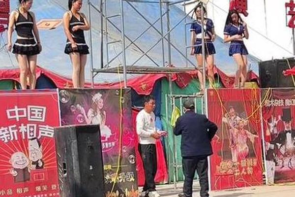 乡村文化大舞台表演_大棚歌舞团大胆表演小剧场演出