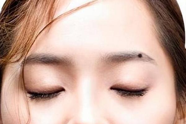 痣生在眼眉侧的女人相 眉毛上长痣的女人
