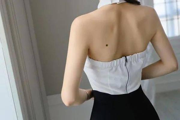 痣相女左后腰痣好不好_腰中间长痣好不好