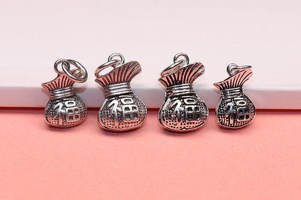 属牛的钱袋子纯银挂件(属牛戴什么首饰招财)
