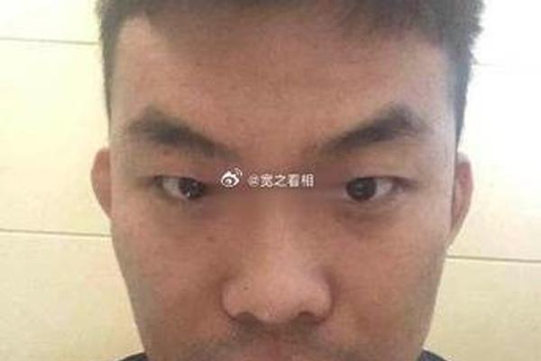 倒八字眉的男人
