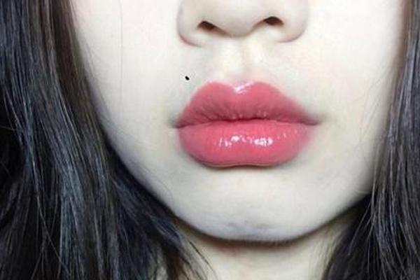 女人右嘴角有痣的富相、女人右嘴角有痣代表什么