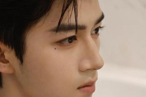 男人泪痣凶吉相_男人有泪痣好吗