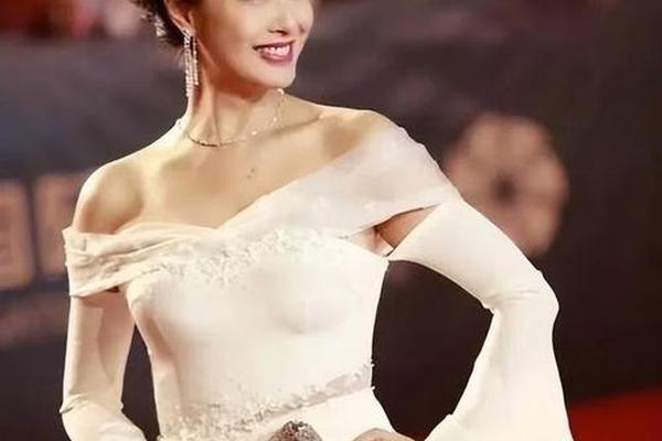 女生胸口和脖子有痣相—胸有大痣的女生