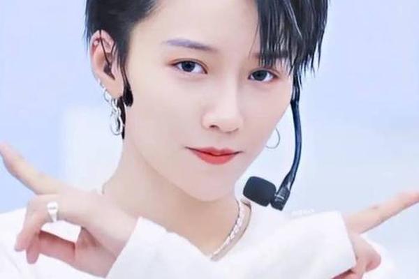 男相女生中性明星脸上有痣—帅气中性的女明星