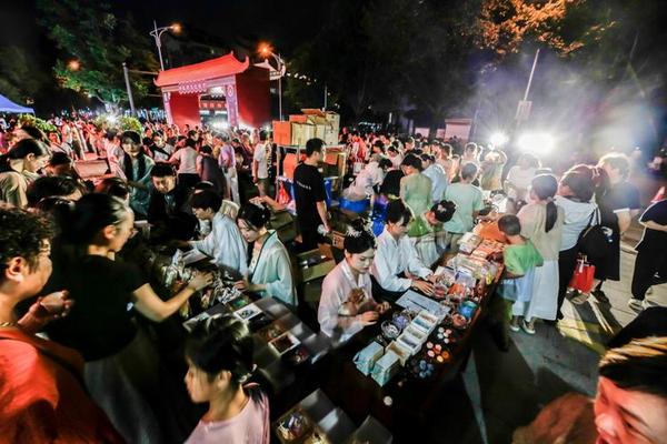 中医药文化夜市走红—生活中的中医药文化