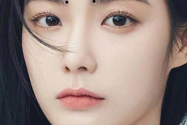 痣相长在眉毛里好不好女人-眉毛里面有颗痣的女人